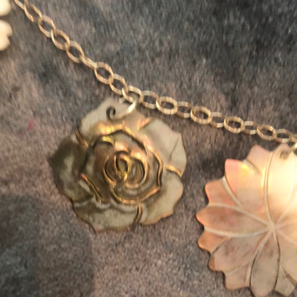 Sterling silver and shell flower necklace - Picture 3 of 9